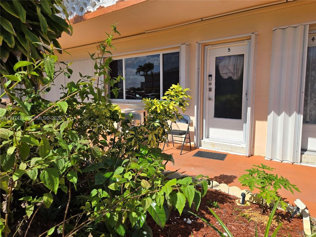 Photo of 820 SW 11th Ave #5B, Hallandale Beach, FL 33009 (MLS # A11997427)