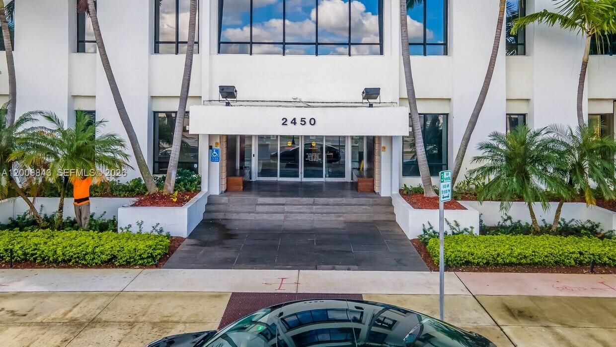 2450 Hollywood Blvd CU605