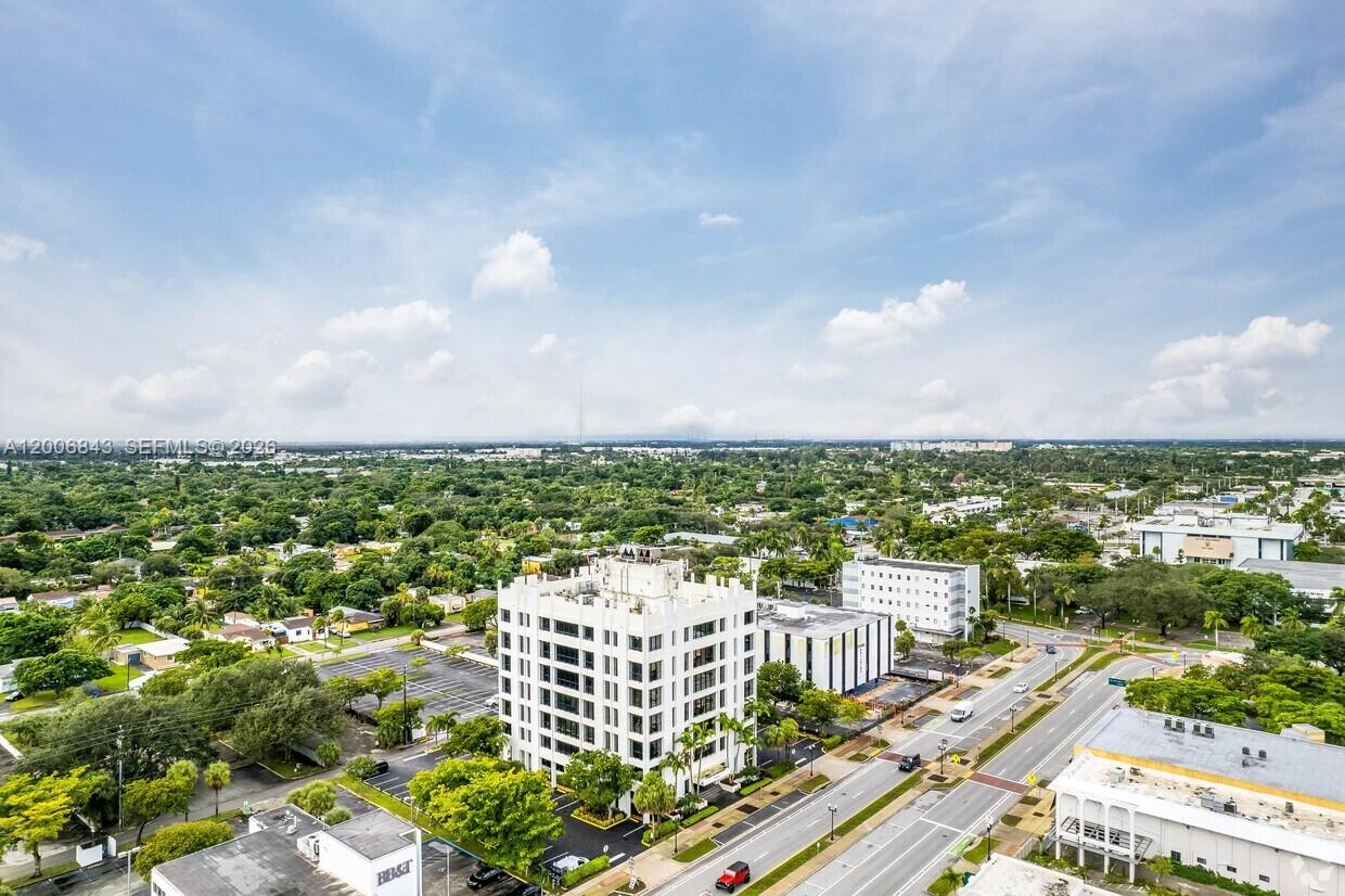 2450 Hollywood Blvd CU605