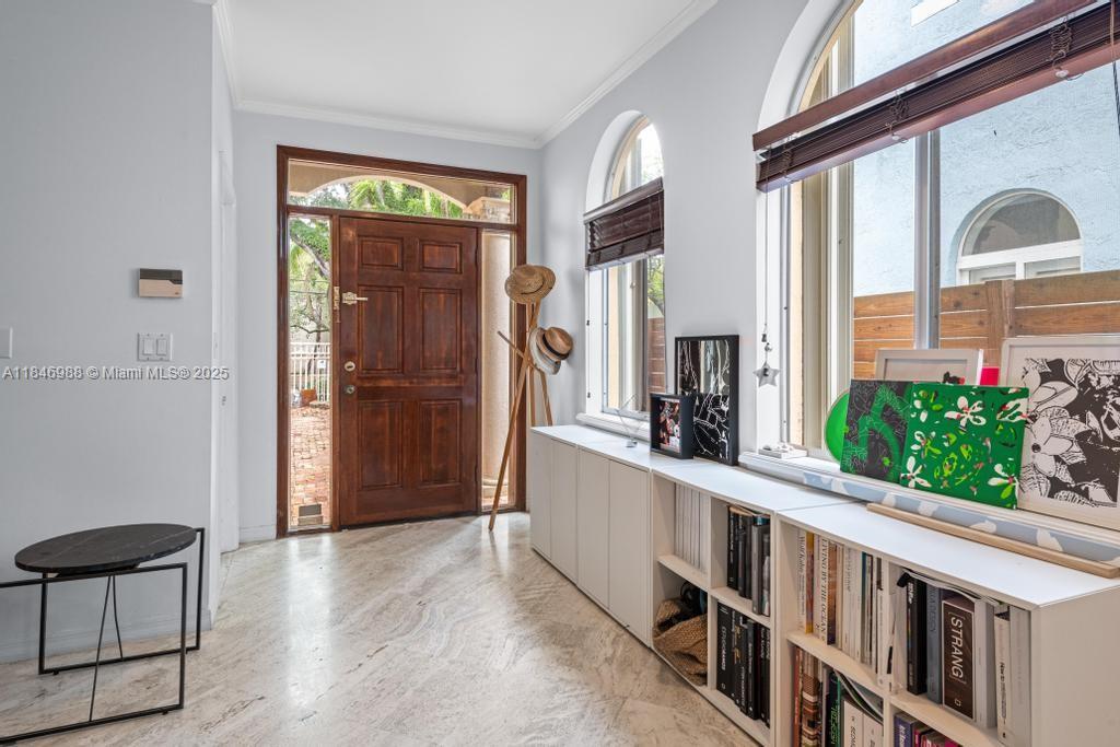 3049 Mary St