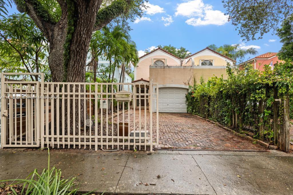 3049 Mary St