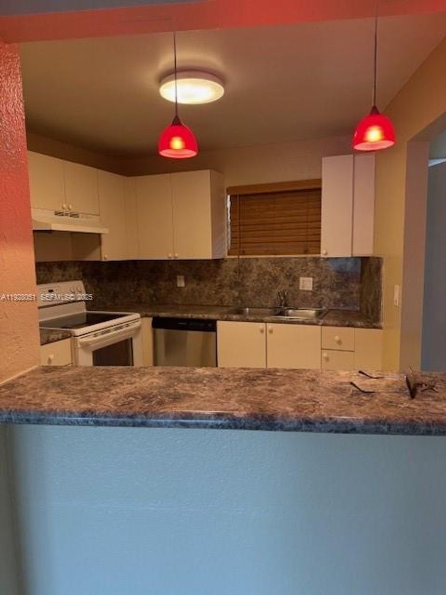 Great and cozy 1/1.5 in the great area of Sunrice, a beautiful place to live.