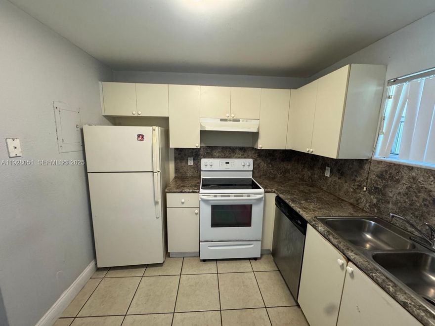 Great and cozy 1/1.5 in the great area of Sunrice, a beautiful place to live.