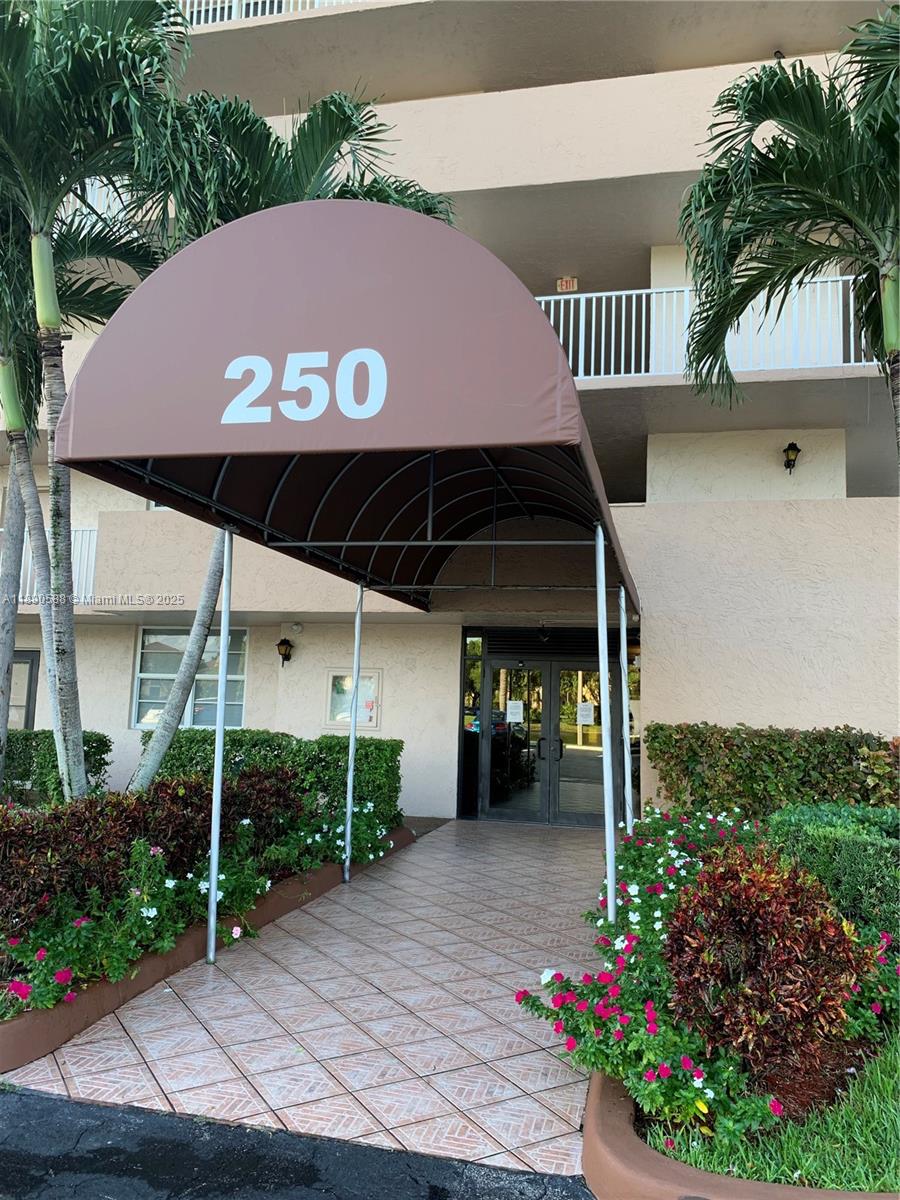 250 Jacaranda Dr 305, Plantation, FL, 33324/$207,000 2 250 Jacaranda Dr 305