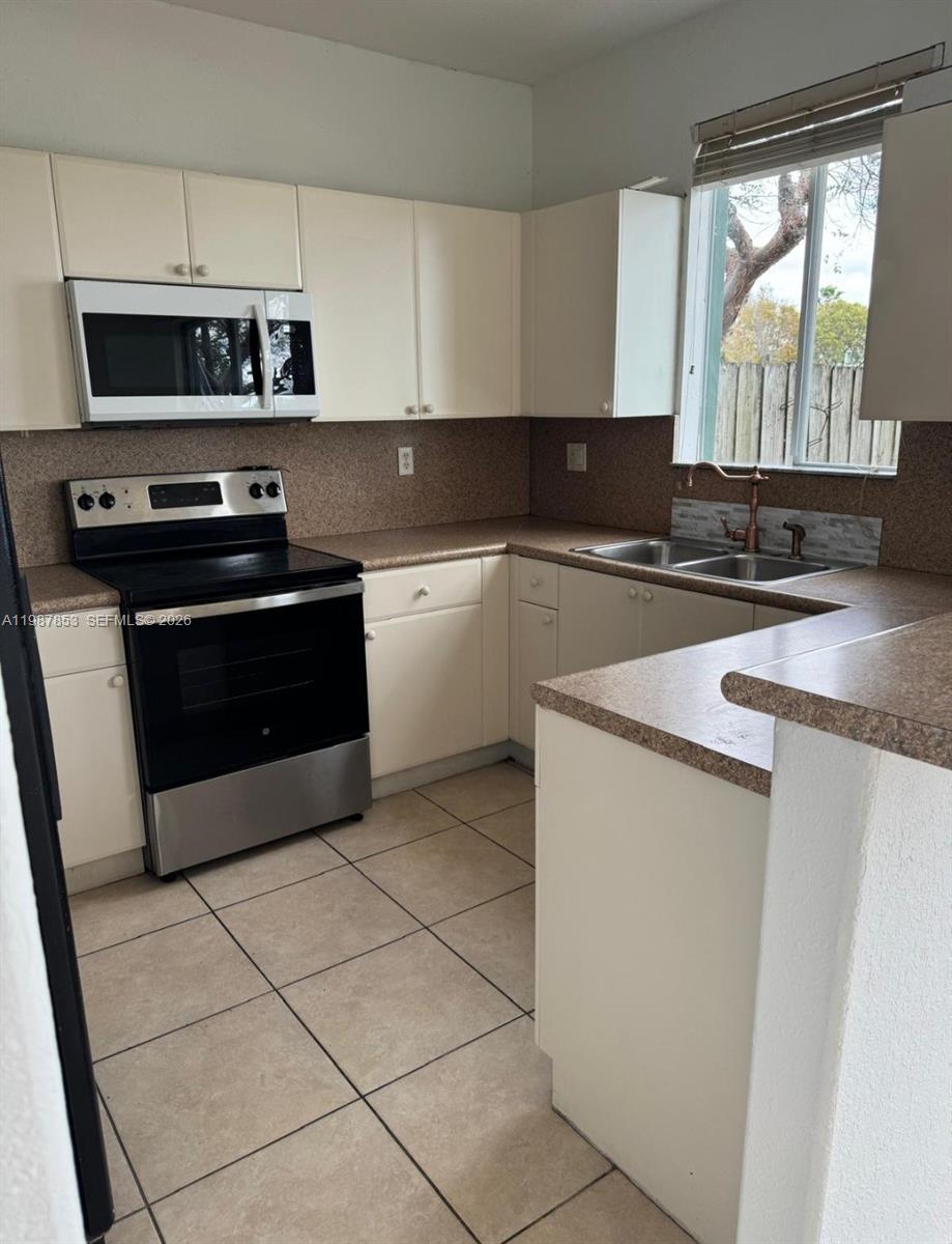 SHOMA TOWNHOMES AT KEYSCO - Residential Lease