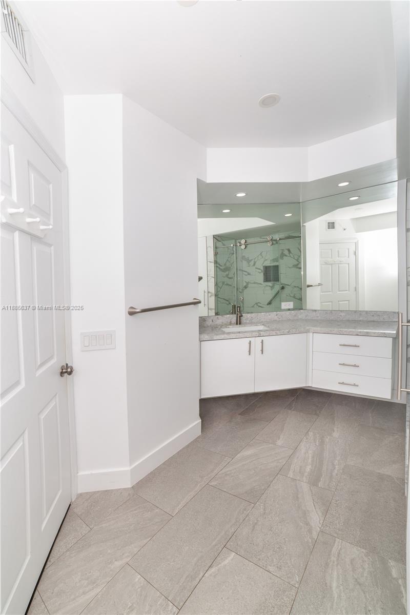 PORTO BELLAGIO CONDO - Residential