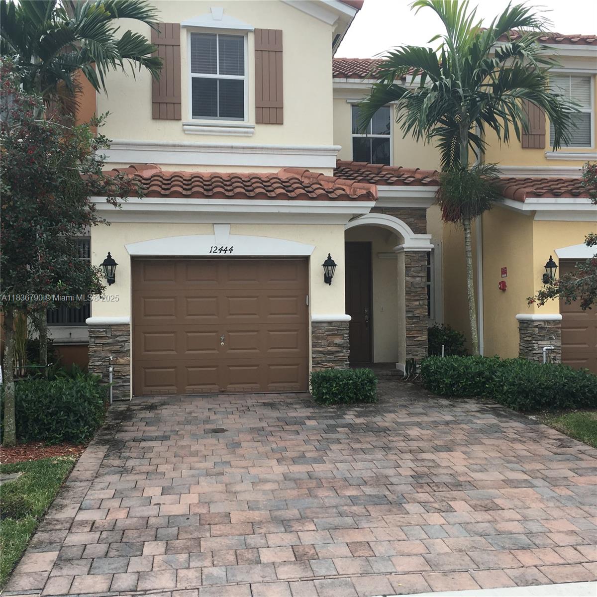 CONFI 3 BEB/2.5 BATH TH IN DESIRABLE EMERALD CREEK AT PLANTATION. GREAT LOCATION NEXT TO
I595. GREAT SCHOOLS. JUST MINUTES FROM SAWGRASS MILLS MALL. THIS BEAUTIFUL UNIT COMES W/TILED
FLOORS THROUGHOUT THE FIRST FLOOR, AND CARPET IN STAIRS AND SECOND FLOOR. GREAT KITCHEN WITH
WOOD CABINETS, GRANITE COUNTER TOPS, AND STAINLESS STEEL APPLIANCES. GATED COMMUNITY WITH
POOL. COMMUNITY LOCATED JUST ACROSS THE AMERICAN HERITAGE SCHOOL. INSTRUCTIONS AT BROKERS REMARKS