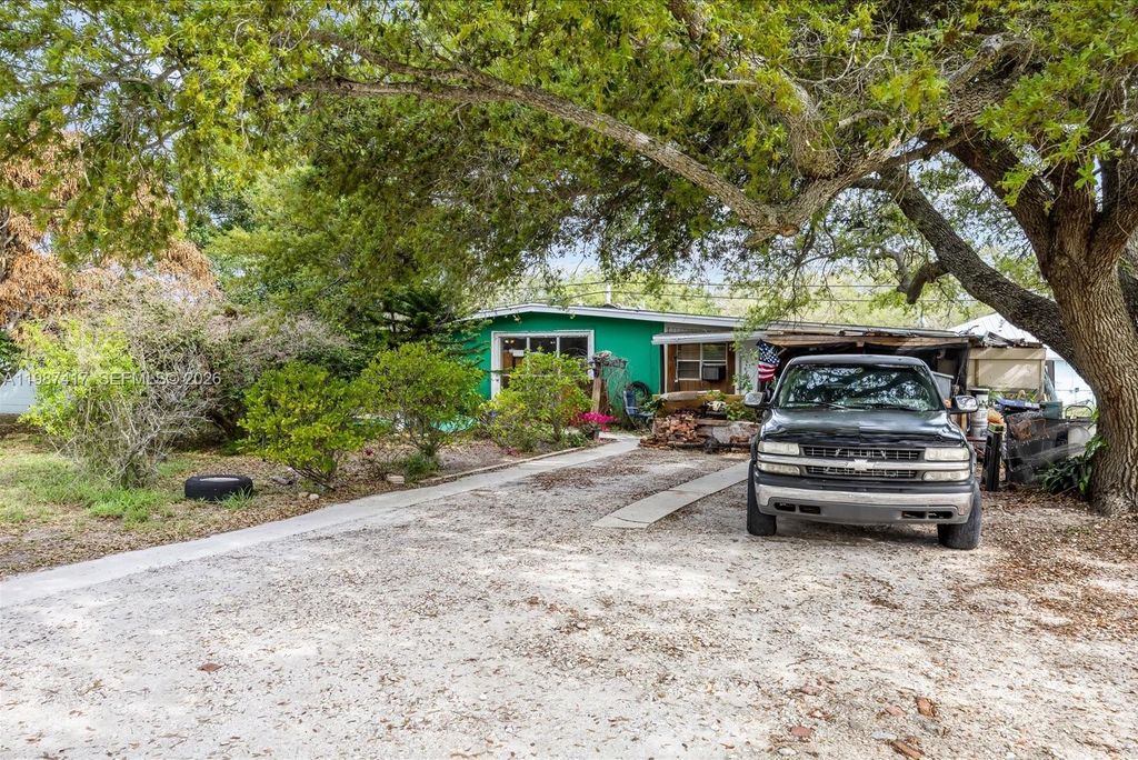 Photo of 114 SW 21st St SW, Vero Beach, FL 32962 (MLS # A11987417)