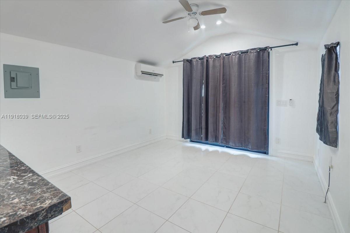 HOLLYWOOD PARK - Residential