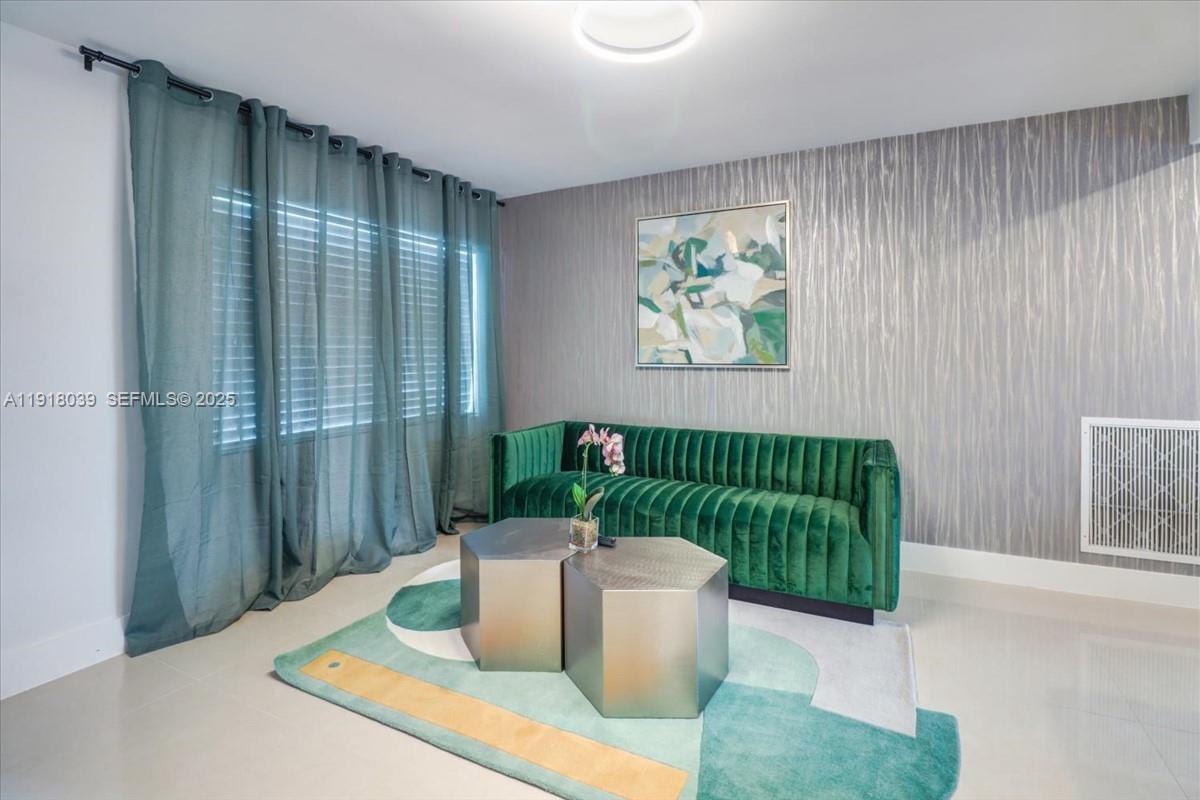 HOLLYWOOD PARK - Residential