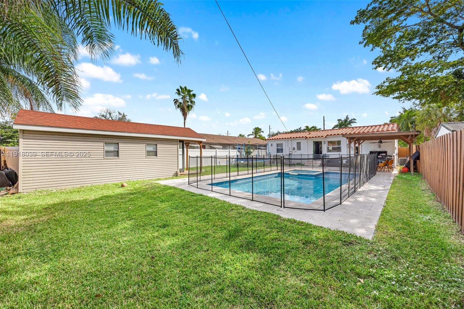 HOLLYWOOD PARK - Residential