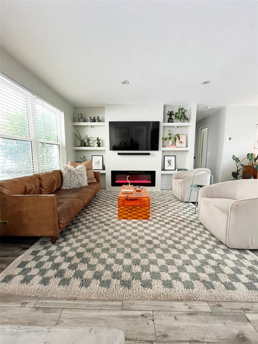 HOLLYWOOD LAKES SECTION - Residential