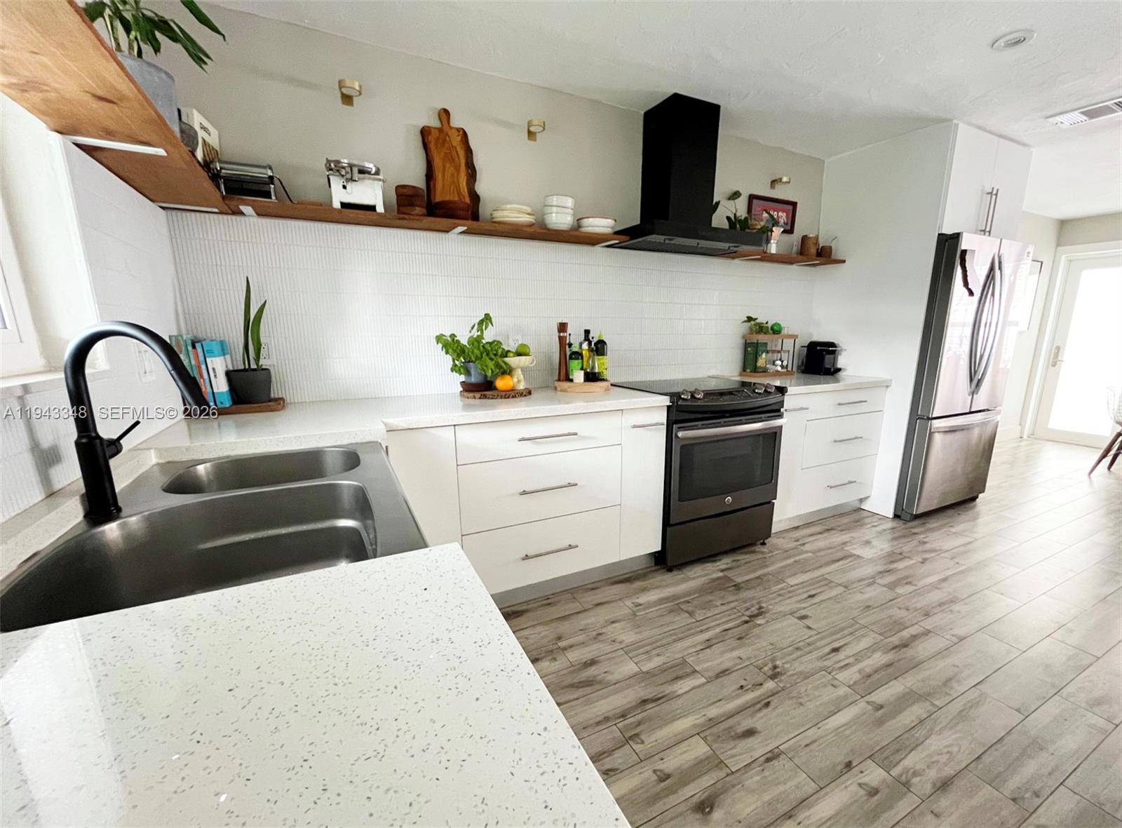 HOLLYWOOD LAKES SECTION - Residential