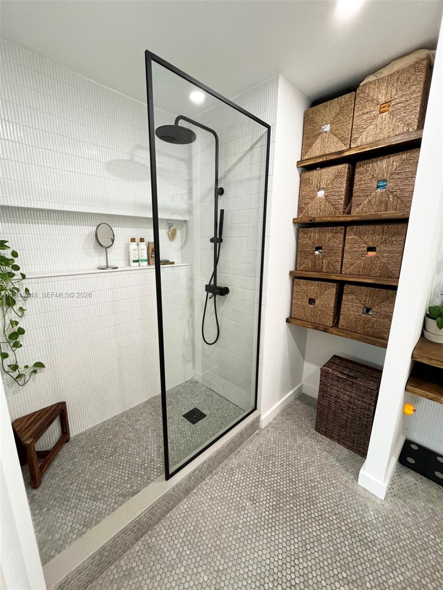 HOLLYWOOD LAKES SECTION - Residential