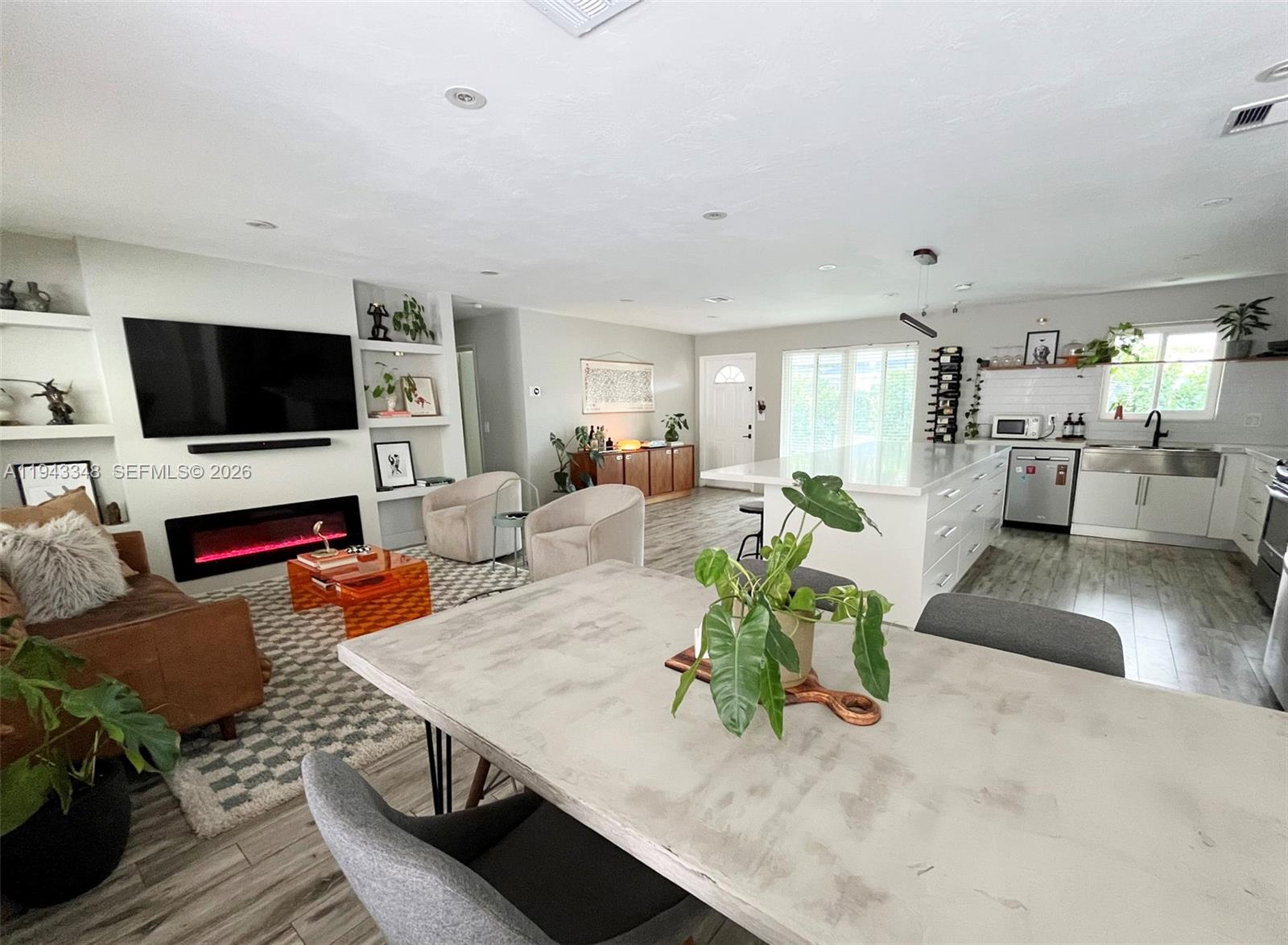 HOLLYWOOD LAKES SECTION - Residential