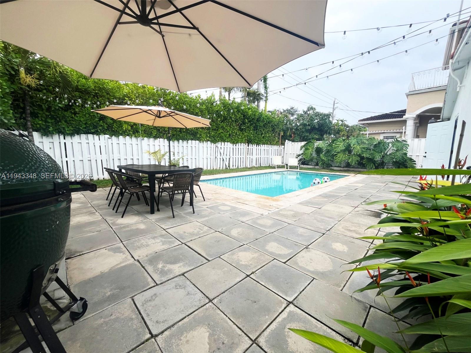 HOLLYWOOD LAKES SECTION - Residential