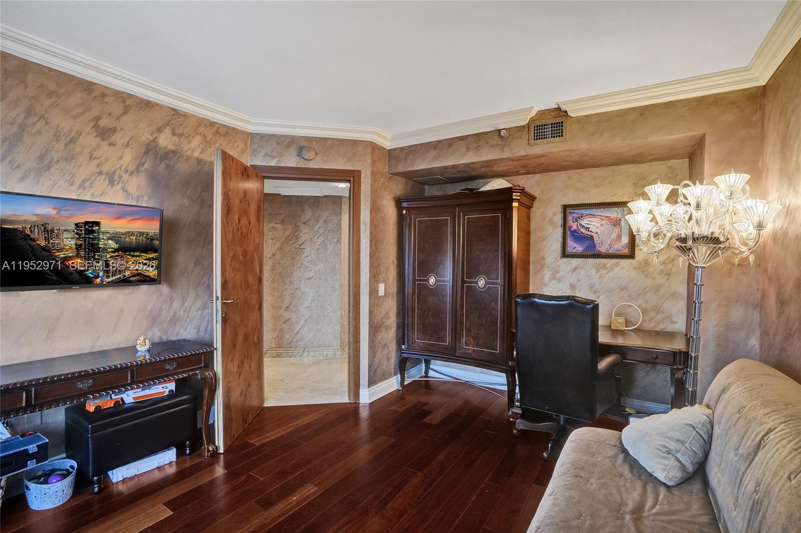 THE PINNACLE CONDO - Residential