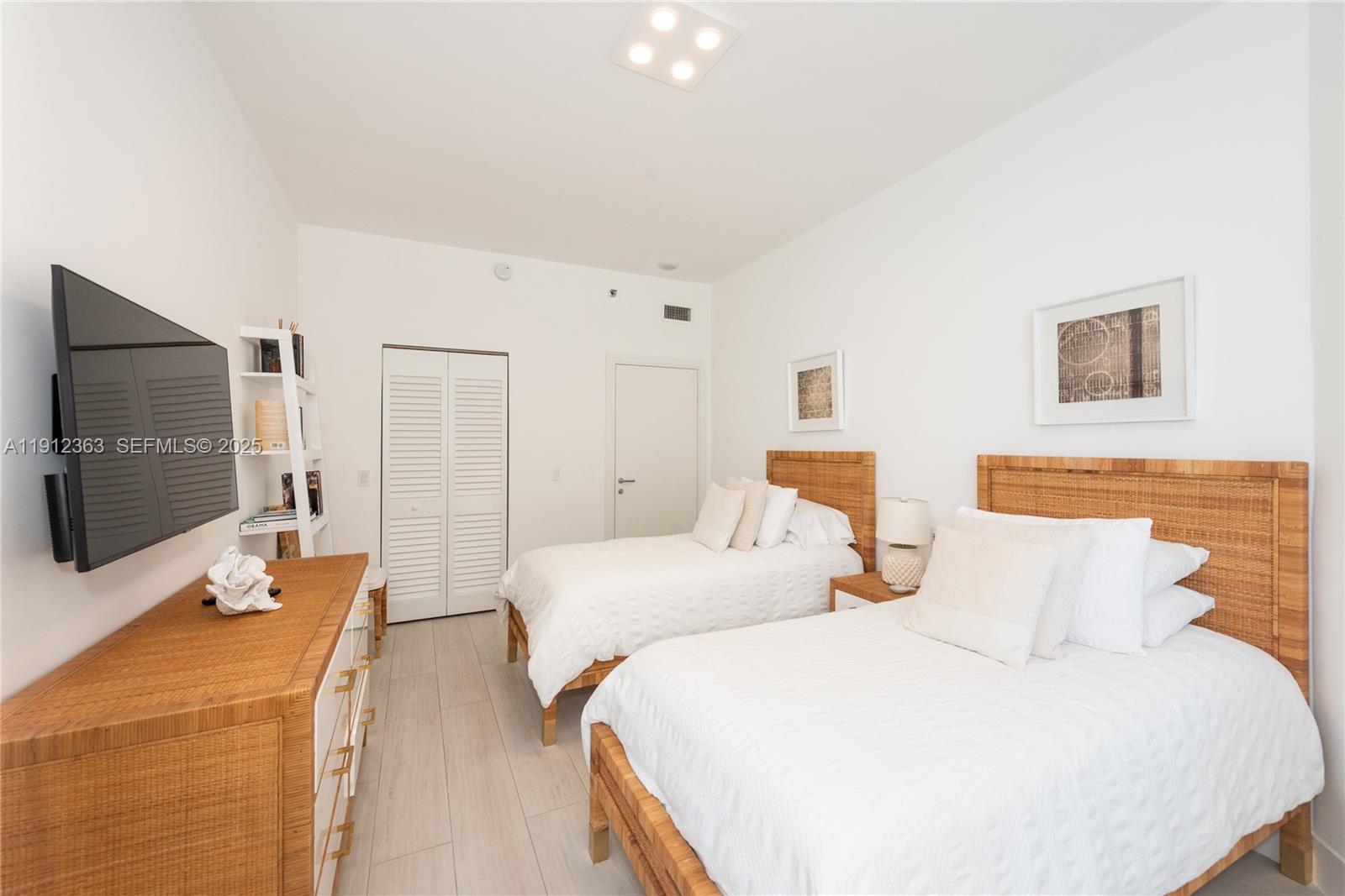 MIRAGE CONDO - Residential