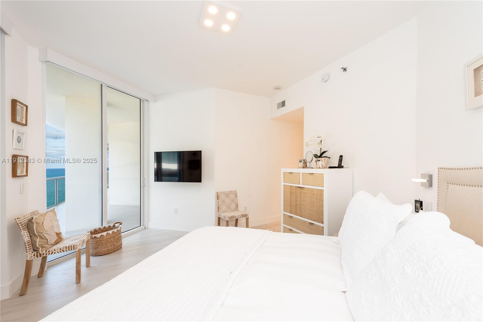 MIRAGE CONDO - Residential