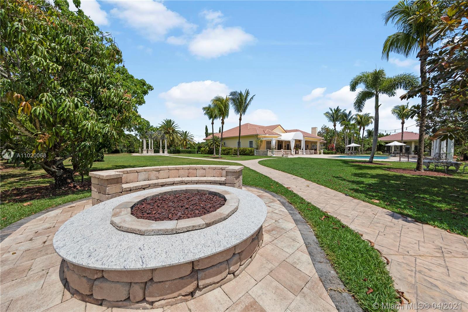 10 ACRES OF LUXURY - Residential