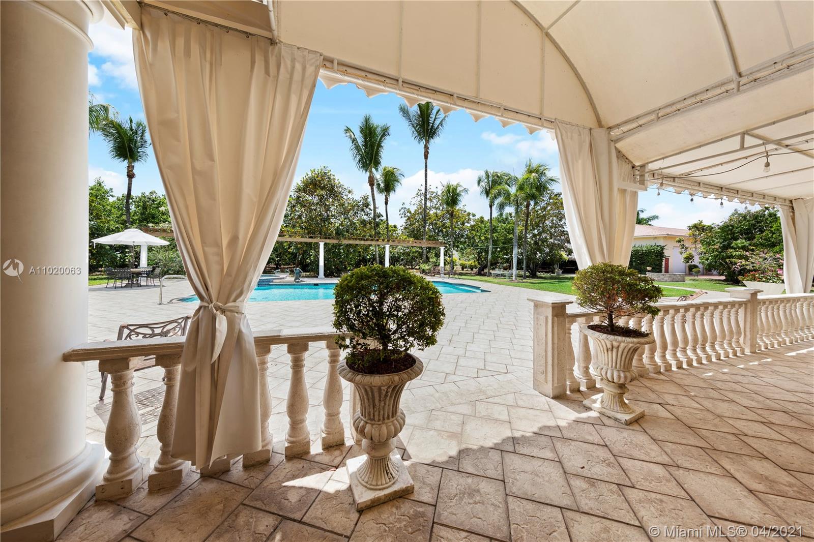 10 ACRES OF LUXURY - Residential