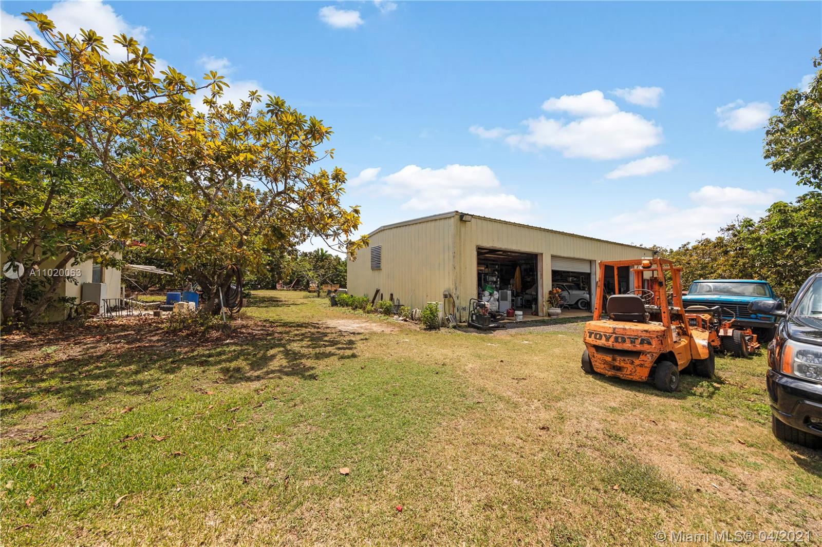 10 ACRES OF LUXURY - Residential
