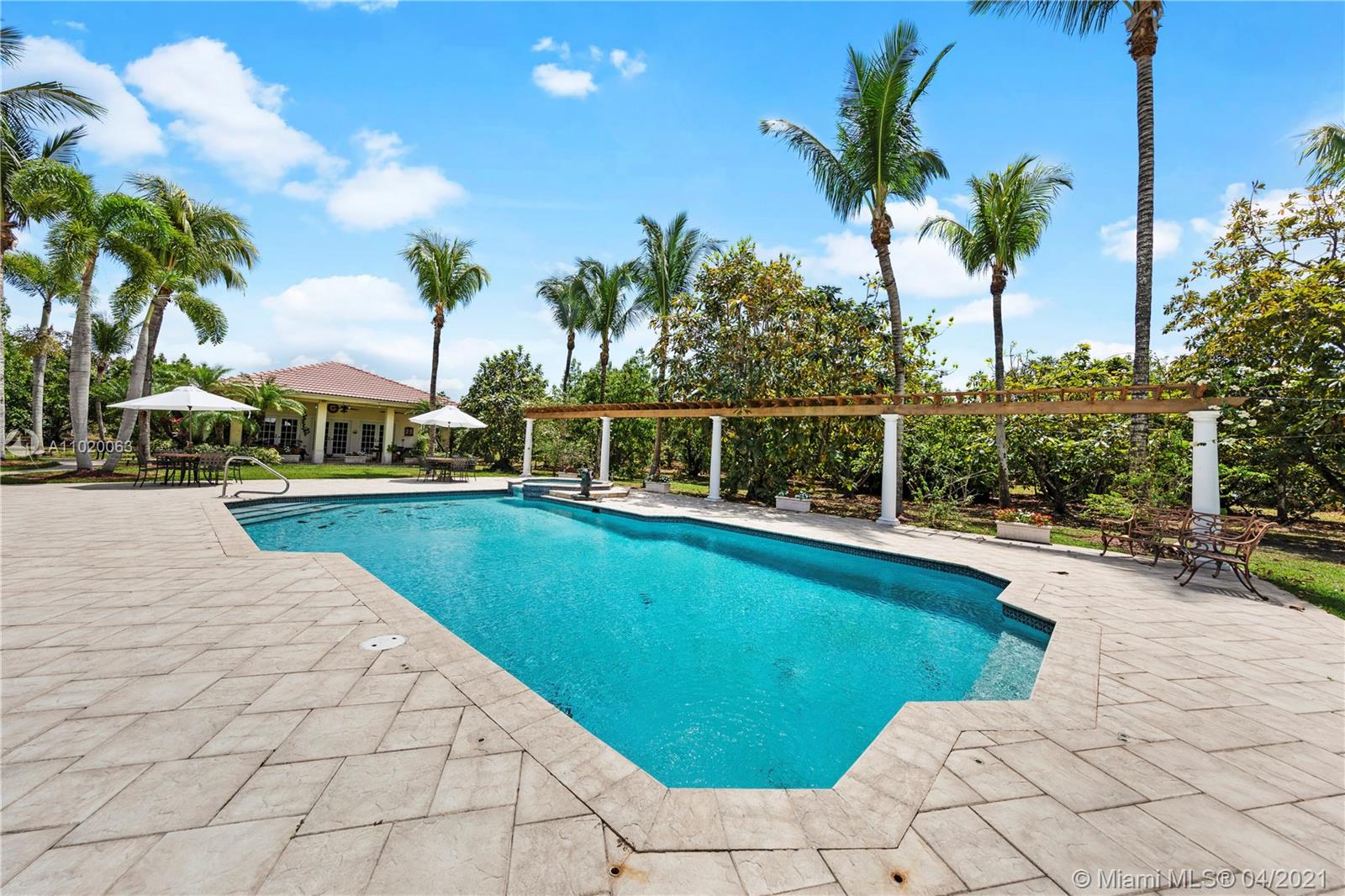 10 ACRES OF LUXURY - Residential
