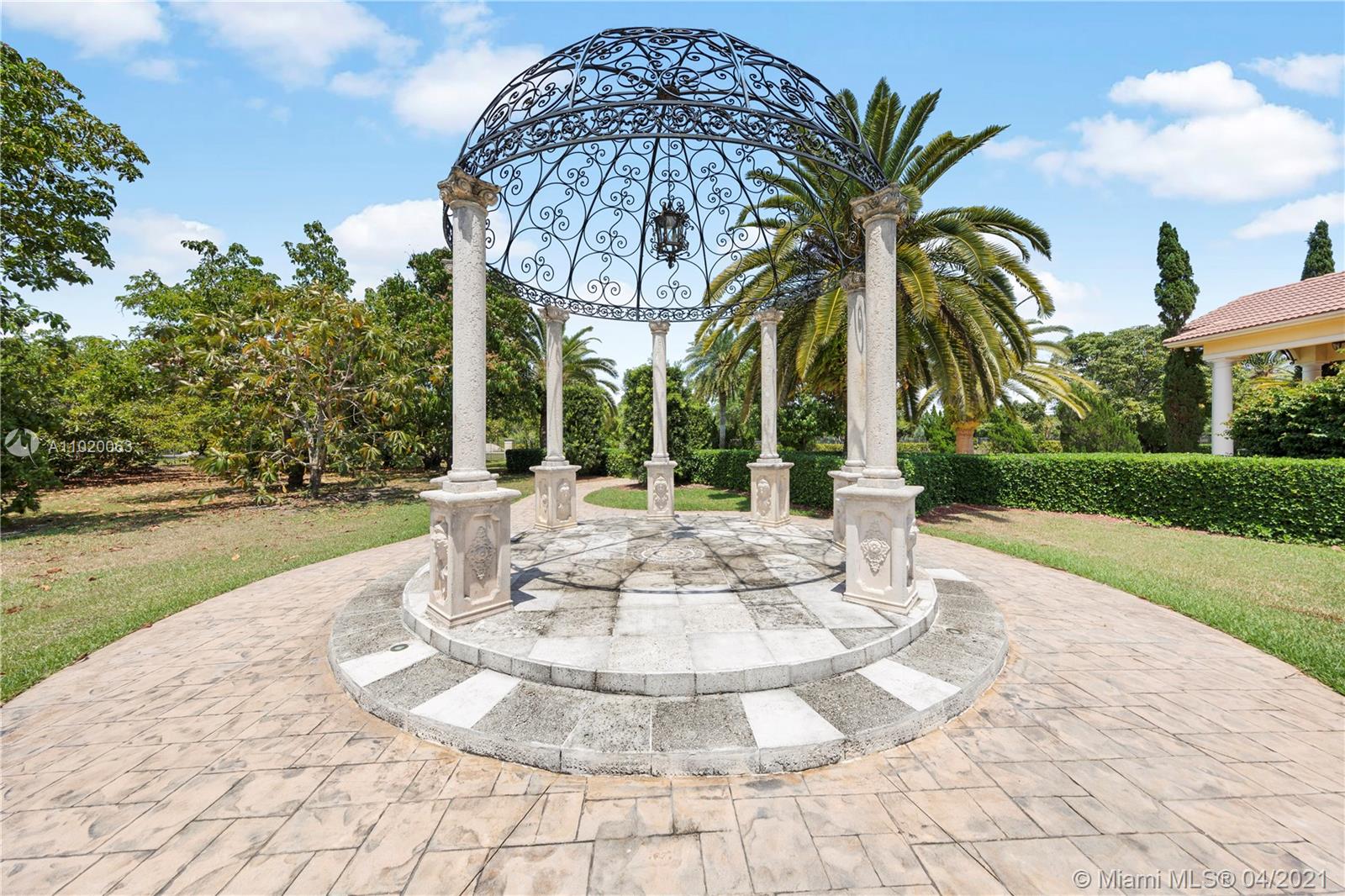 10 ACRES OF LUXURY - Residential