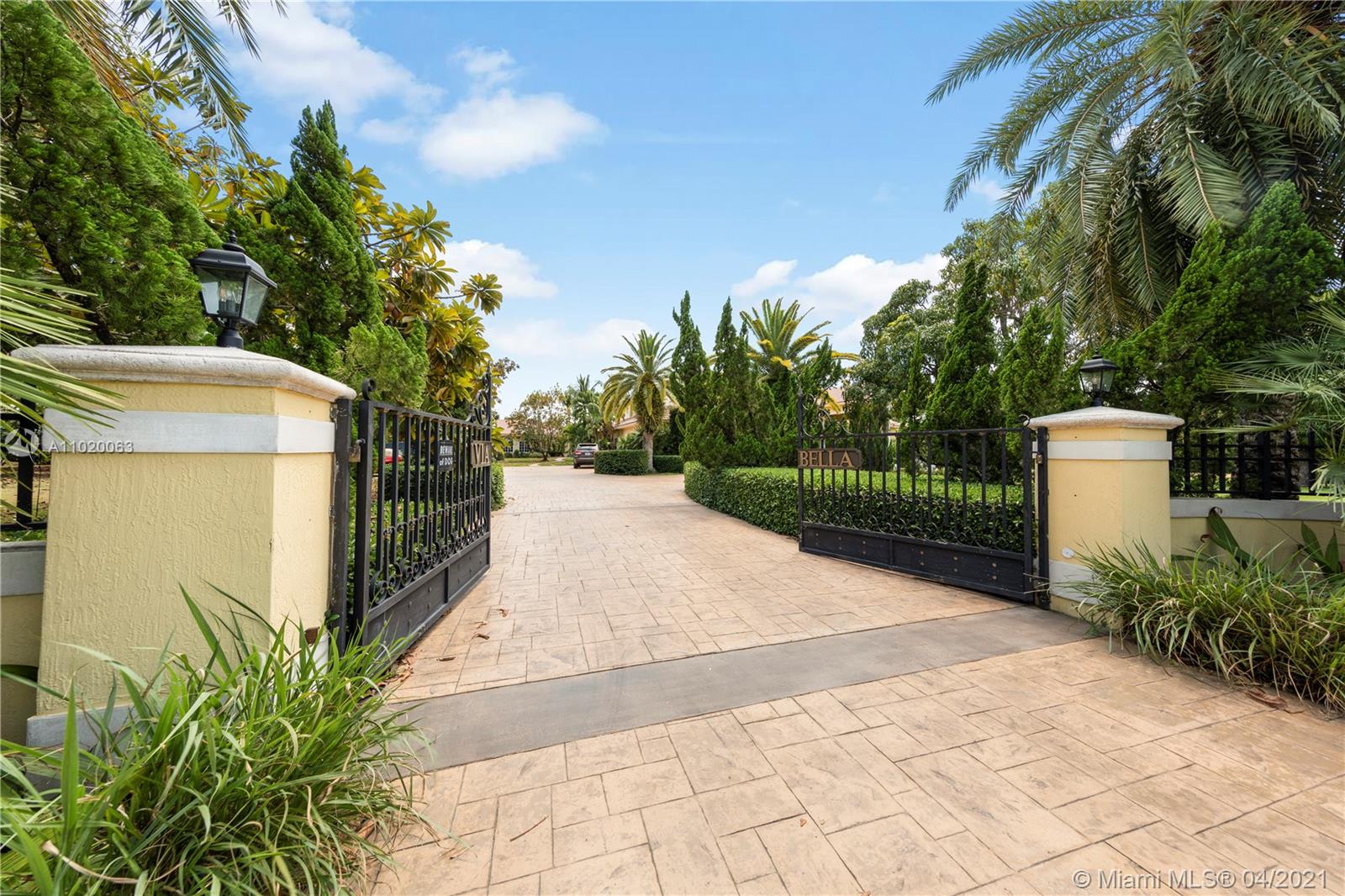 10 ACRES OF LUXURY - Residential