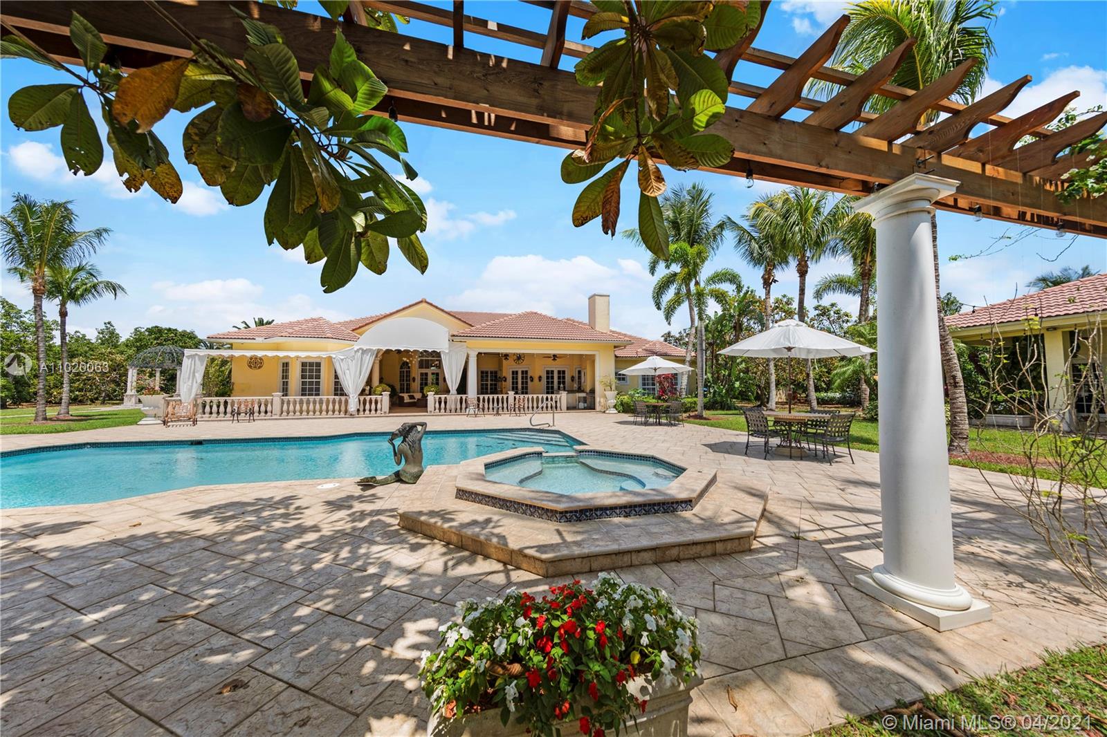 10 ACRES OF LUXURY - Residential