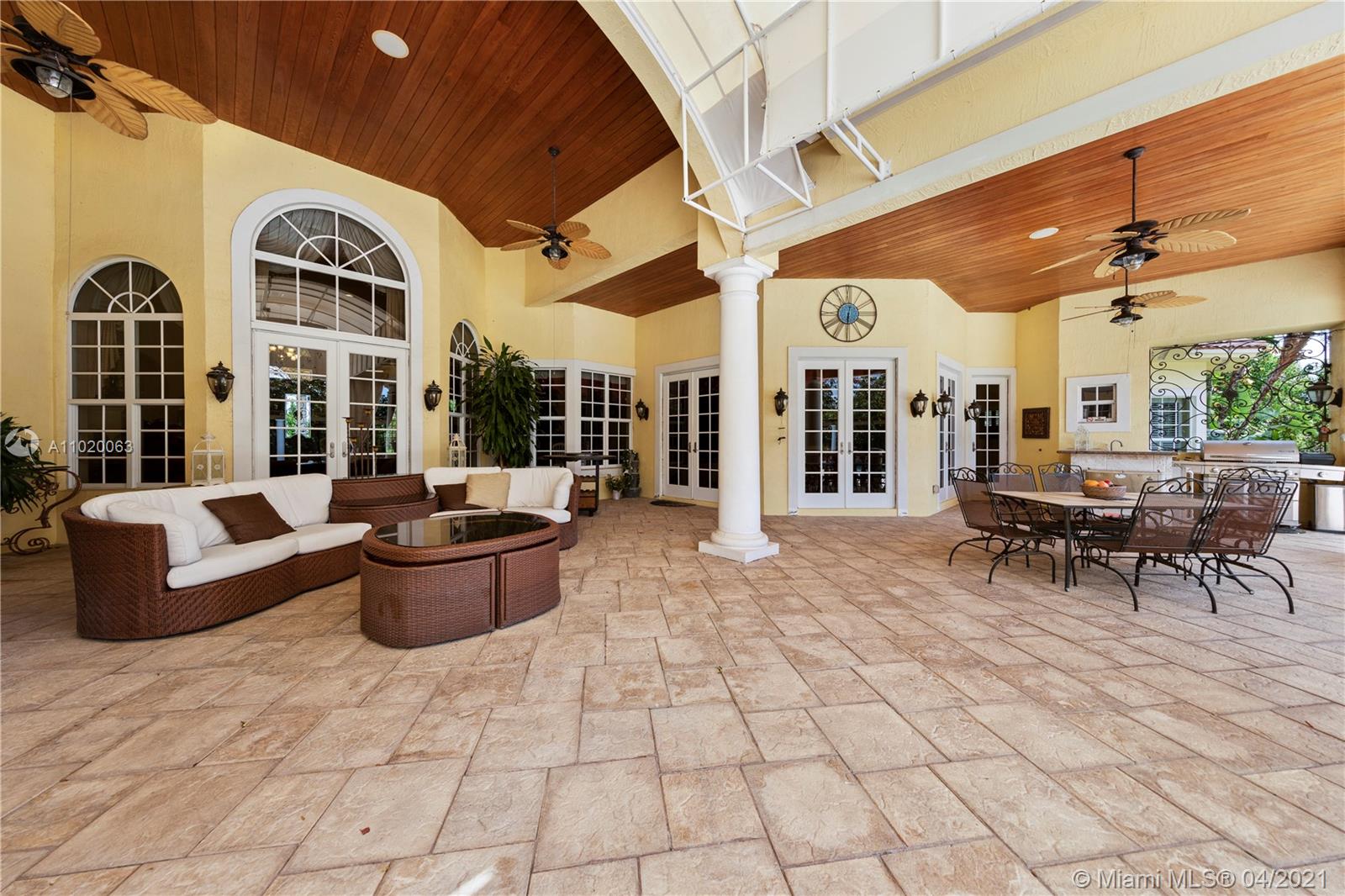10 ACRES OF LUXURY - Residential