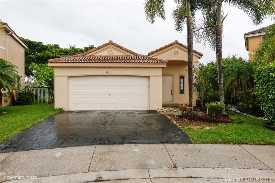 Great Property in the #1 Weston's Community: Savanna, surrounded with the best school district with rated "A" schools. Conveniently located to both I 75 and 595 Interstates. Three bedrooms, two bathrooms plus Car Garage. This single family home has spacious living areas with a Large Lot! Great Community amenities with 6-lane Olympic swimming pool, water slide, over-sided family pool, basketball court, tots playground, roller hockey rink and multi use field.