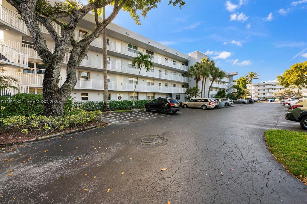 Photo of 116 Royal Park Dr #4D, Oakland Park, FL 33309 (MLS # A11927304)