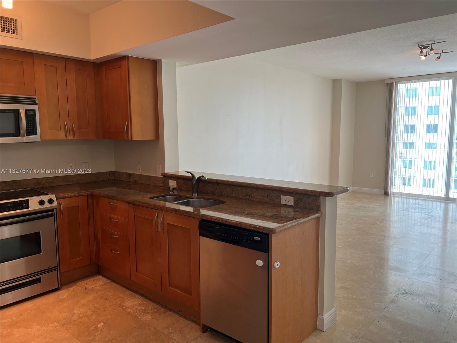 STEPS FROM STORES,RESTAURANTS, SUPERMARKETS. BEAUTIFUL AND SPACIOUS 1 BED 1.5 BATHS WITH GOLF COURSE VIEWS.BIG STORAGE,LOTS AMENITIES.GATE SECURITY. VALET PARKING.