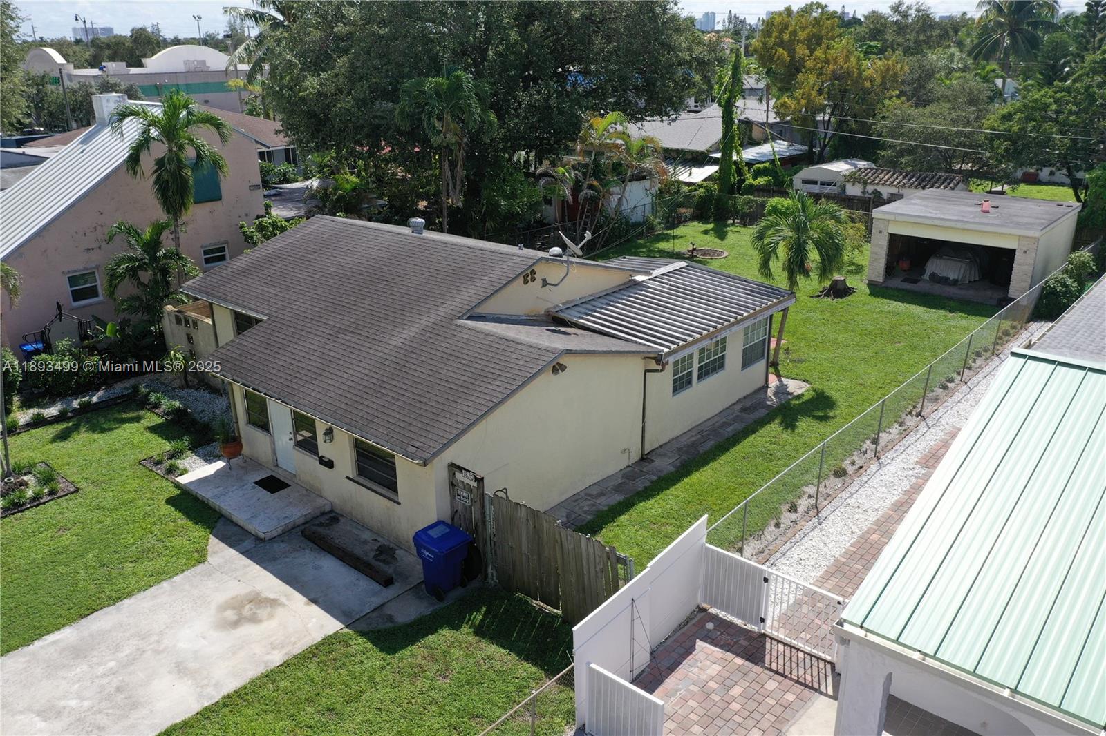 HOLLYWOOD ESTATES - Residential