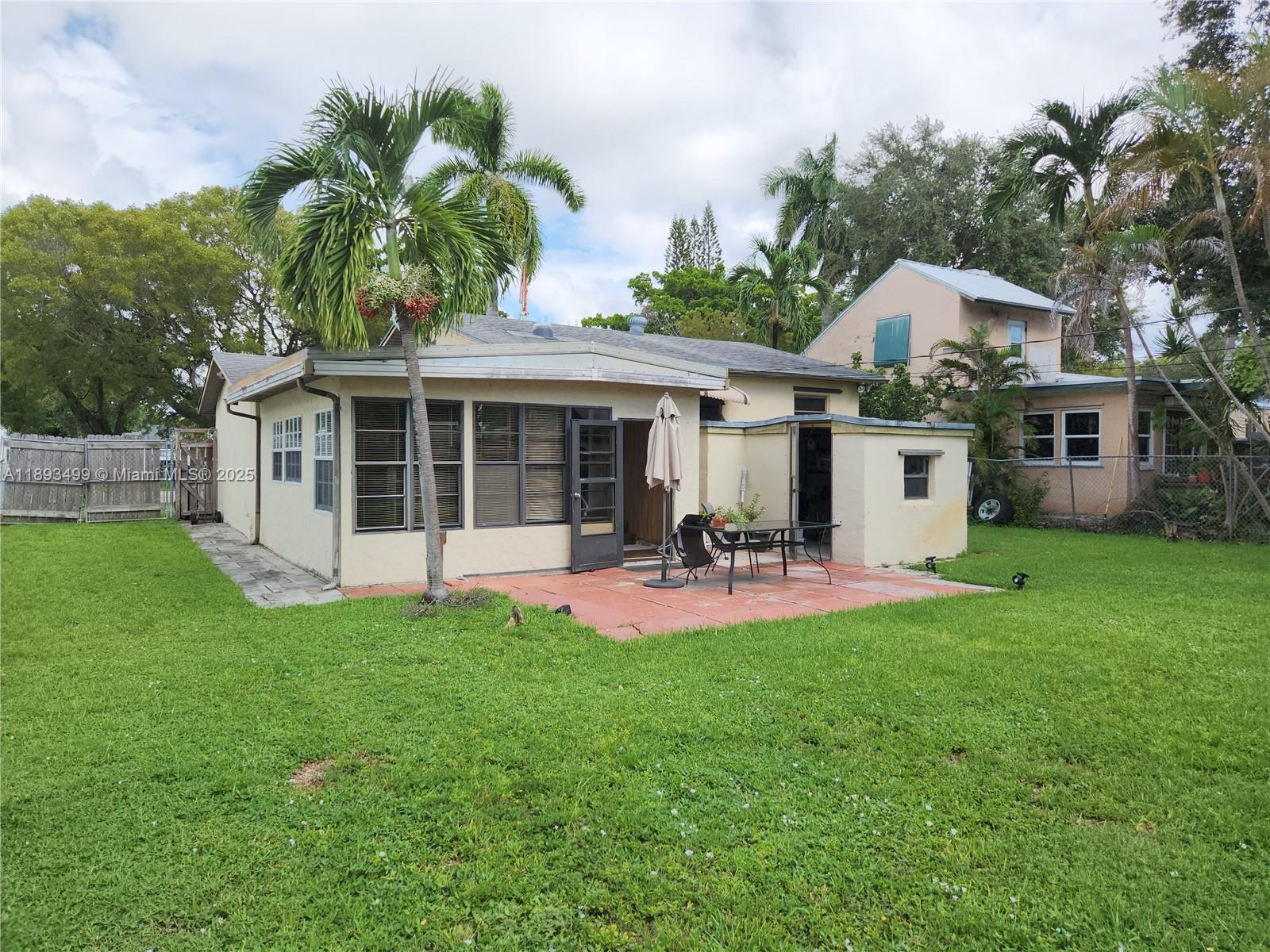HOLLYWOOD ESTATES - Residential