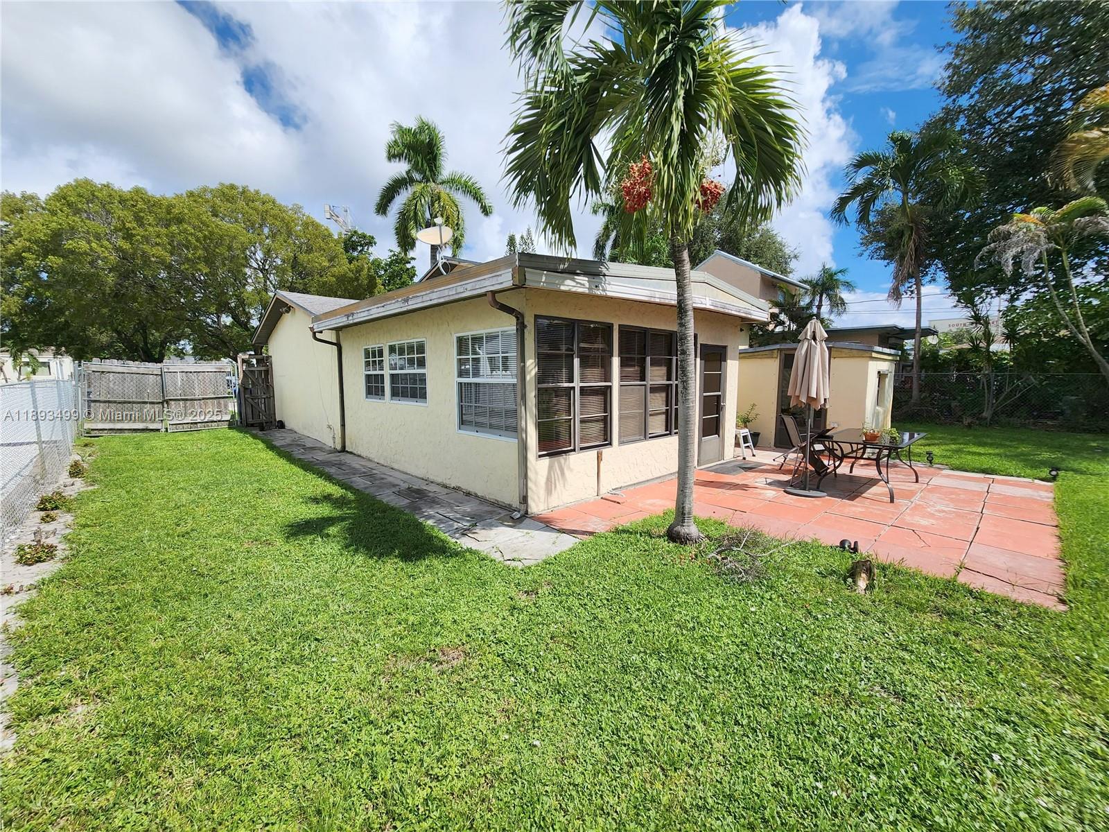 HOLLYWOOD ESTATES - Residential