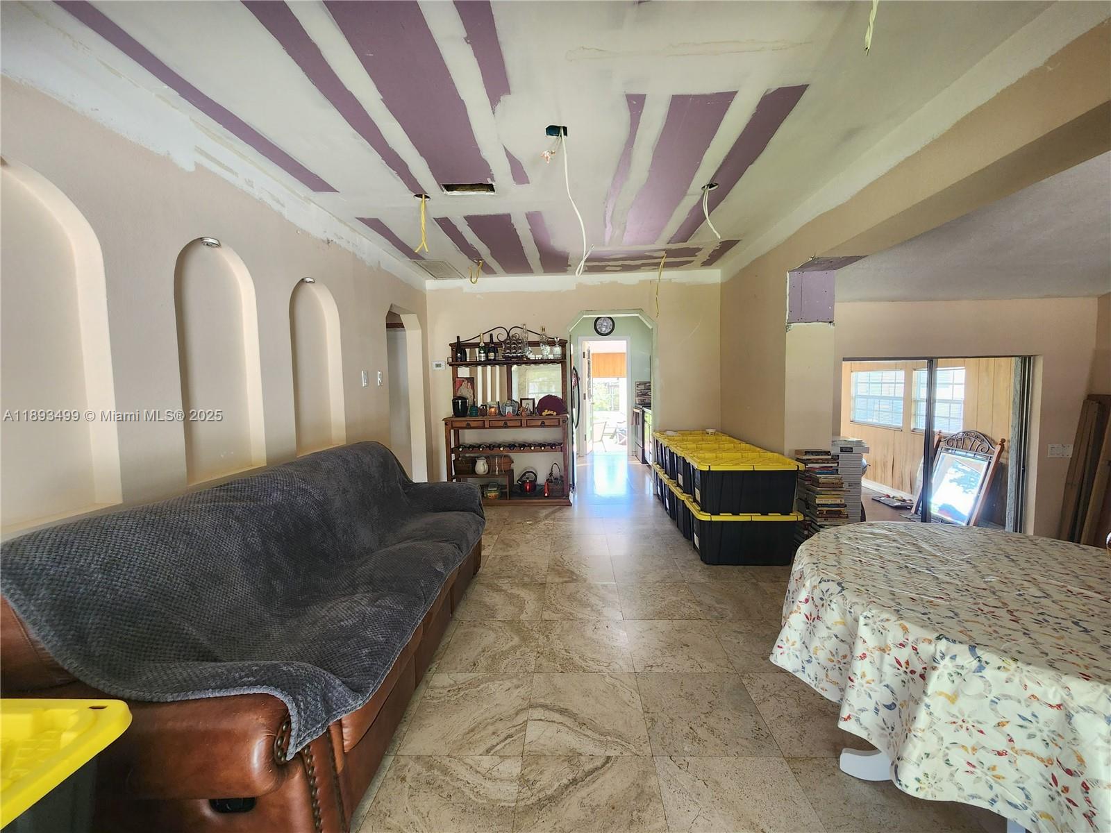 HOLLYWOOD ESTATES - Residential