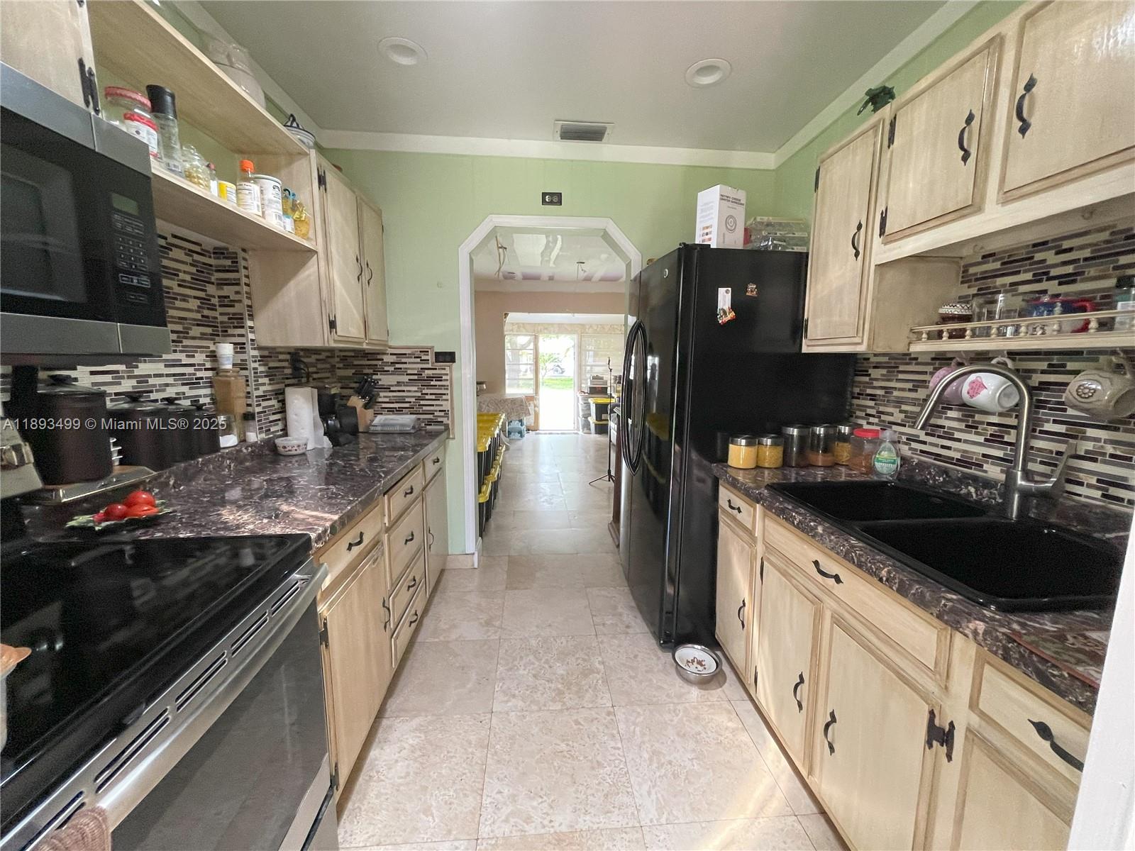 HOLLYWOOD ESTATES - Residential