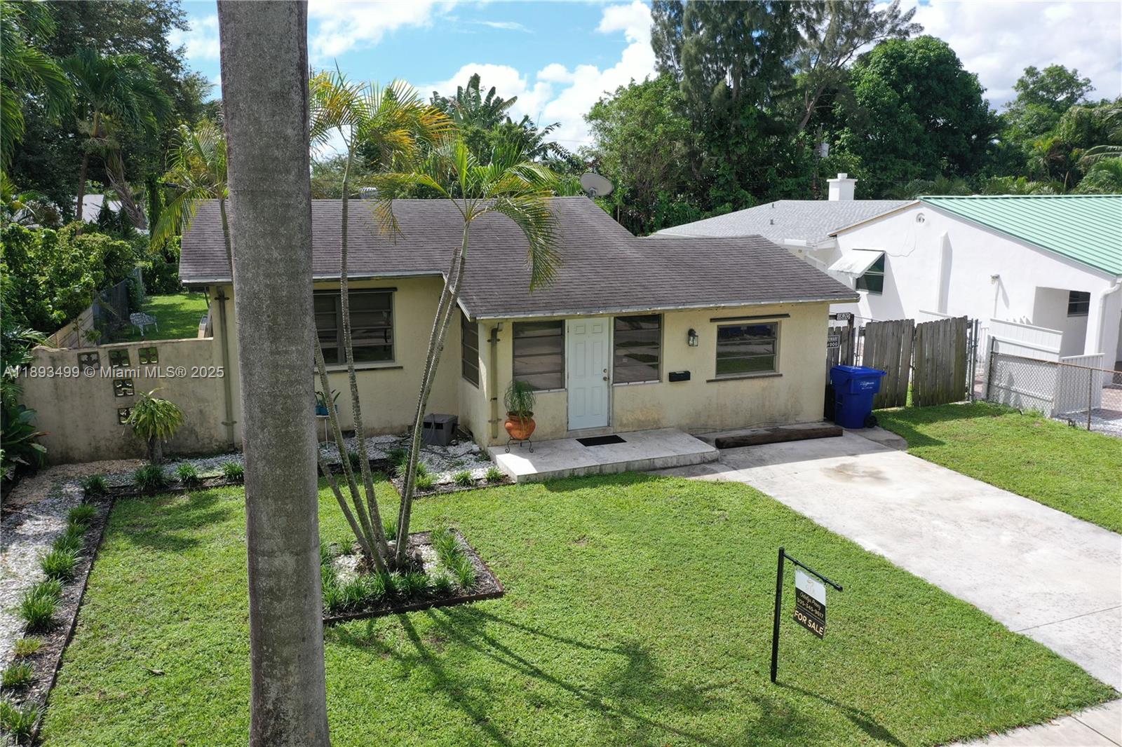 HOLLYWOOD ESTATES - Residential