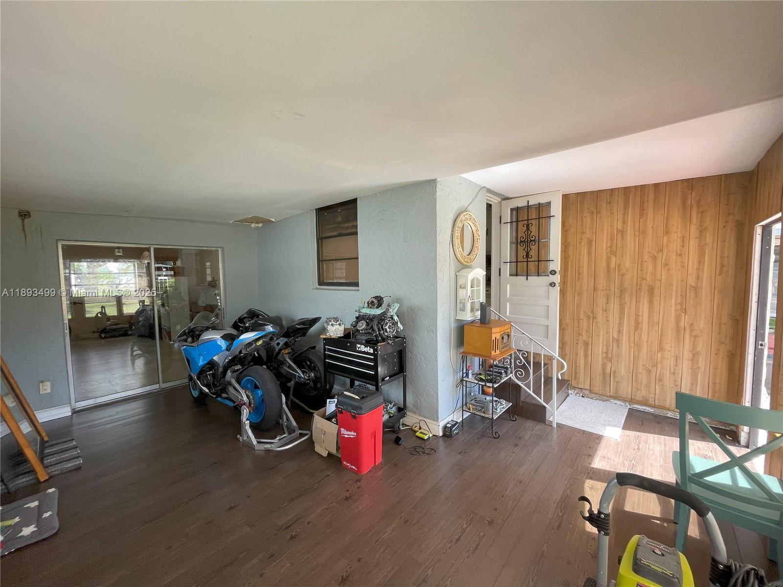HOLLYWOOD ESTATES - Residential