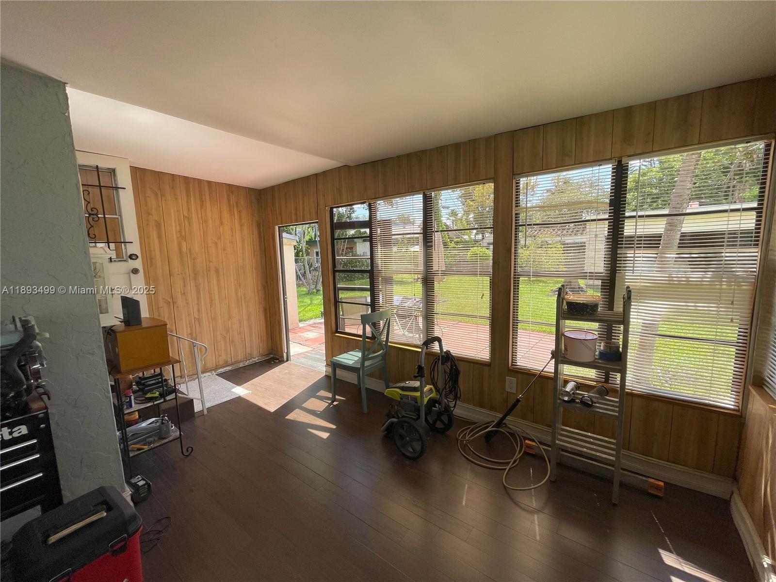 HOLLYWOOD ESTATES - Residential