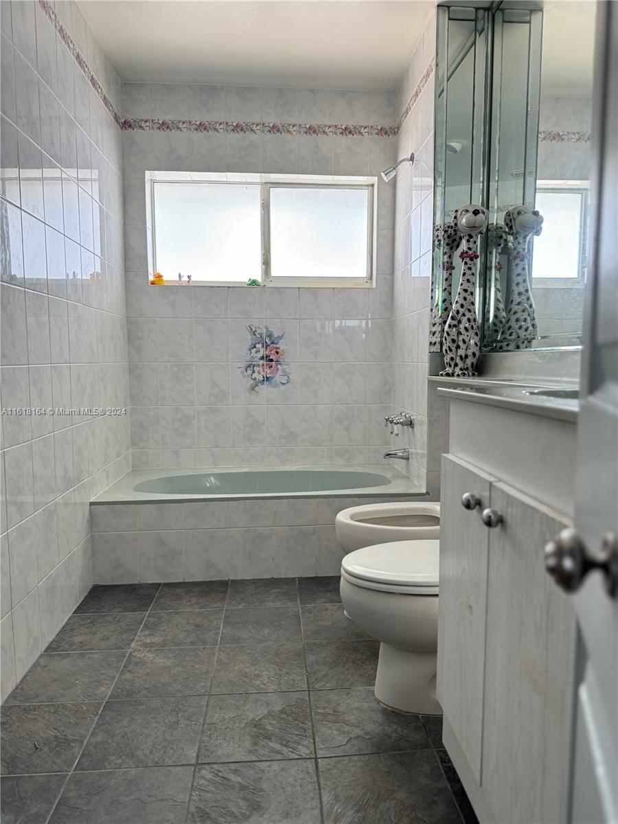 Photo 3 of 4 of 10875 N Bayshore Dr house