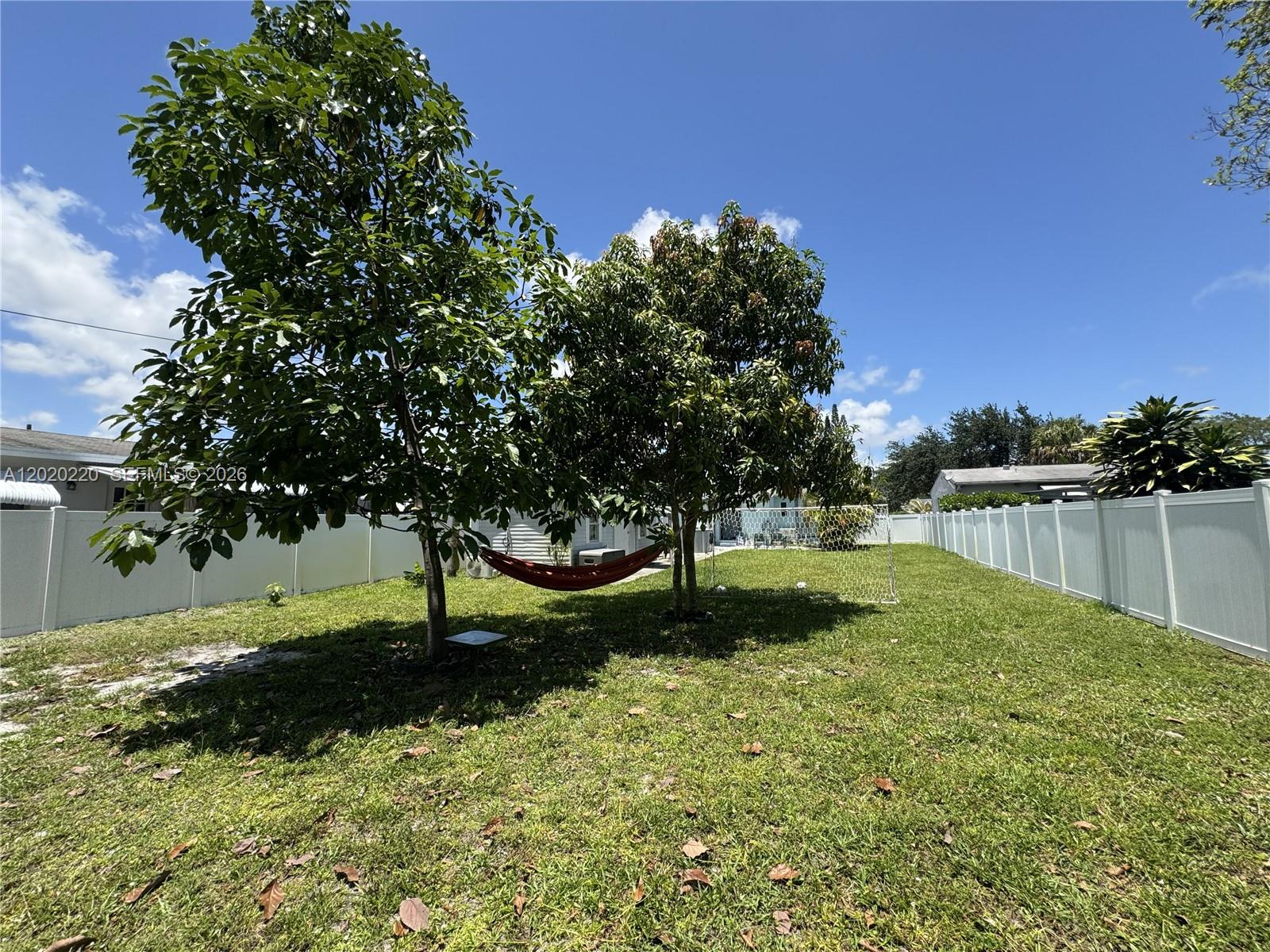 HOLLYWOOD LITTLE RANCHES - Residential