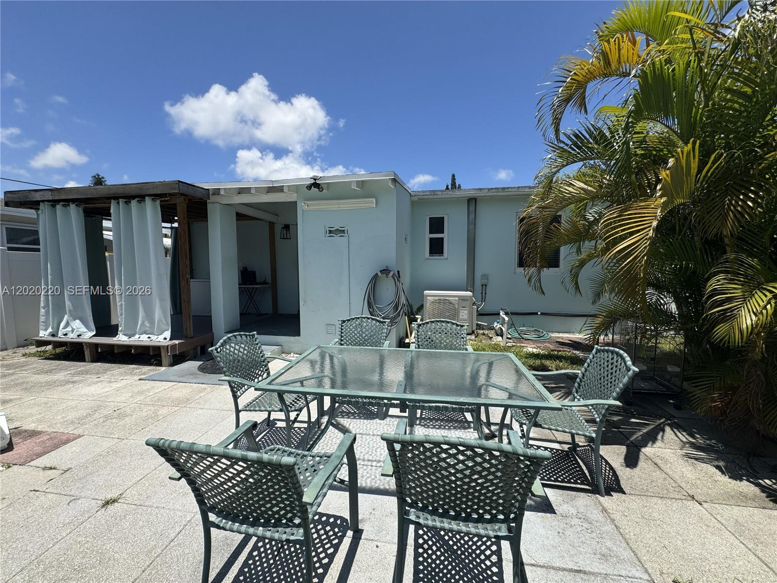 HOLLYWOOD LITTLE RANCHES - Residential