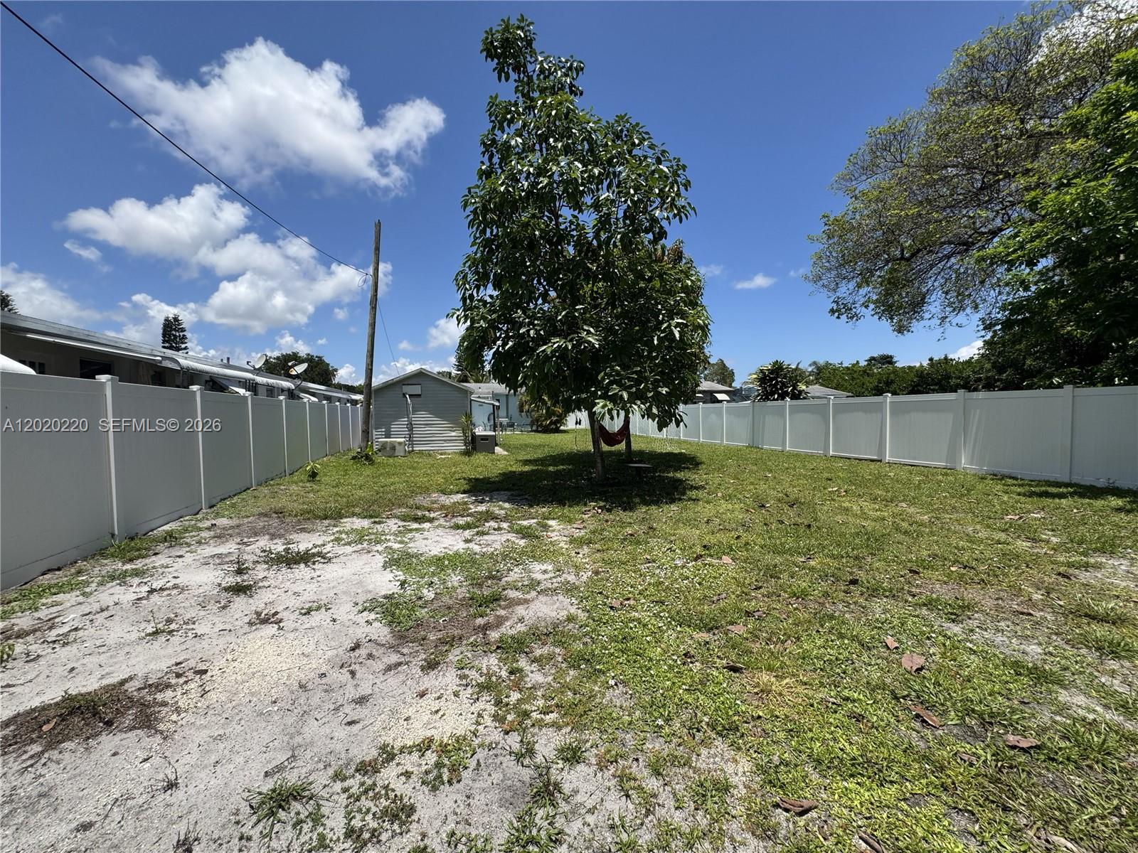 HOLLYWOOD LITTLE RANCHES - Residential