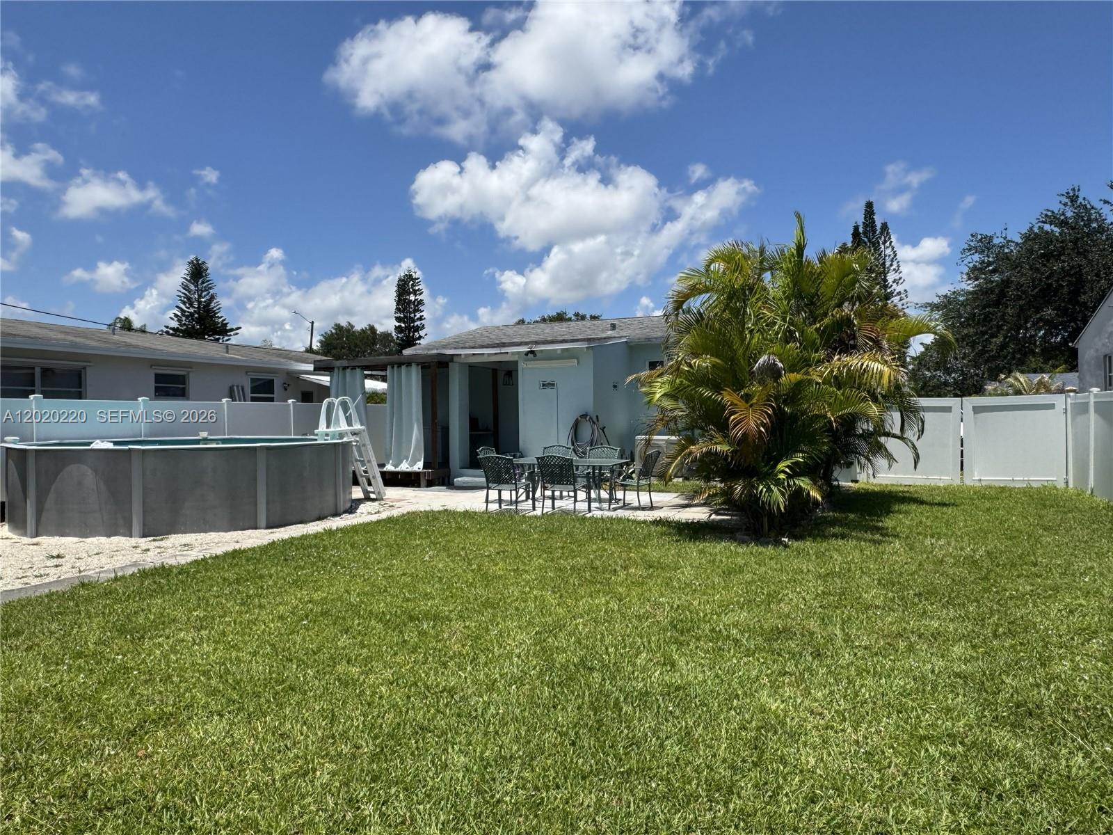 HOLLYWOOD LITTLE RANCHES - Residential