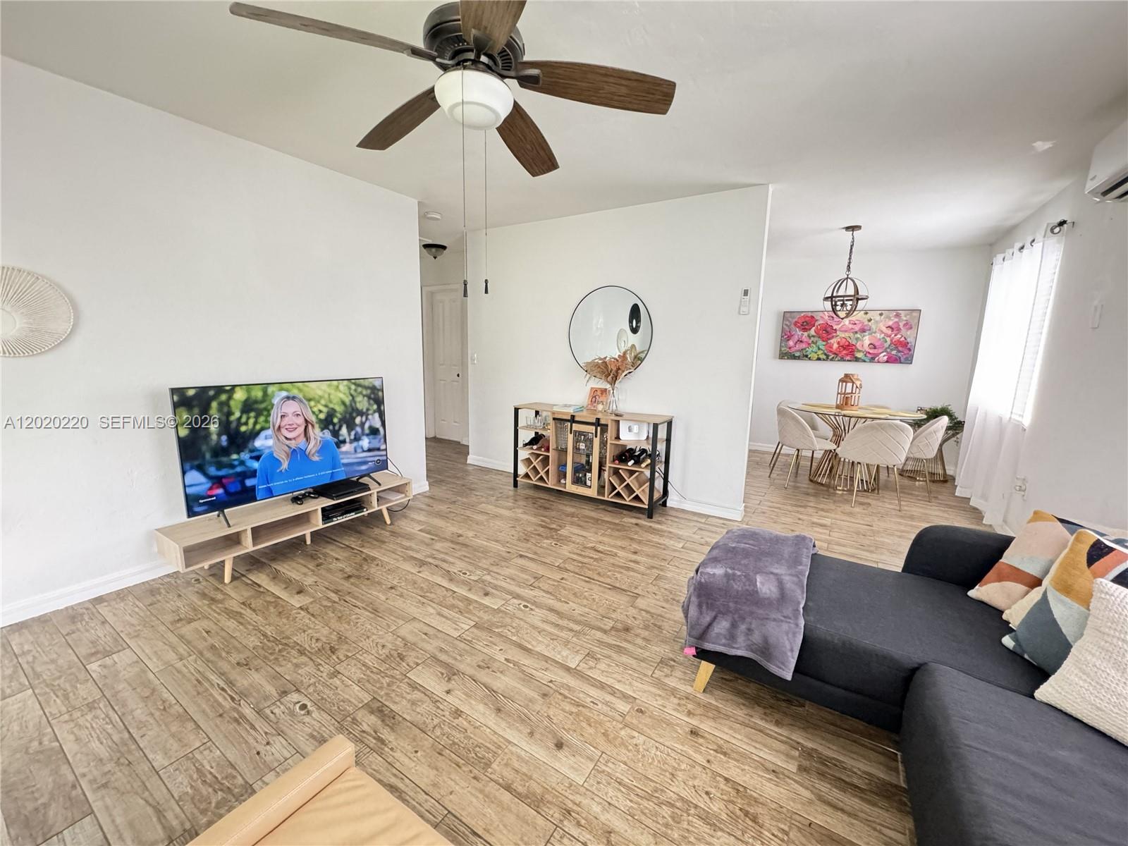 HOLLYWOOD LITTLE RANCHES - Residential