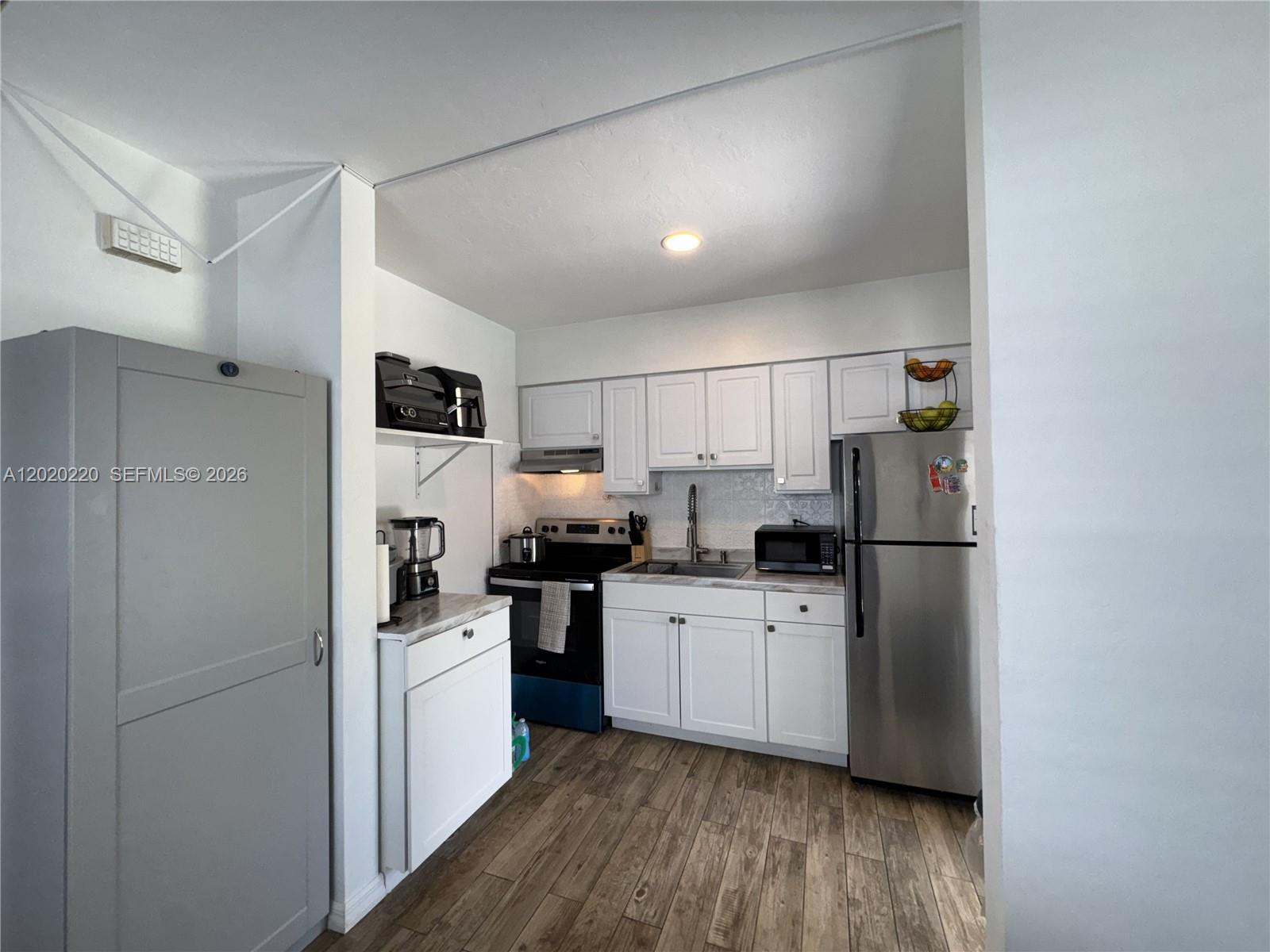 HOLLYWOOD LITTLE RANCHES - Residential