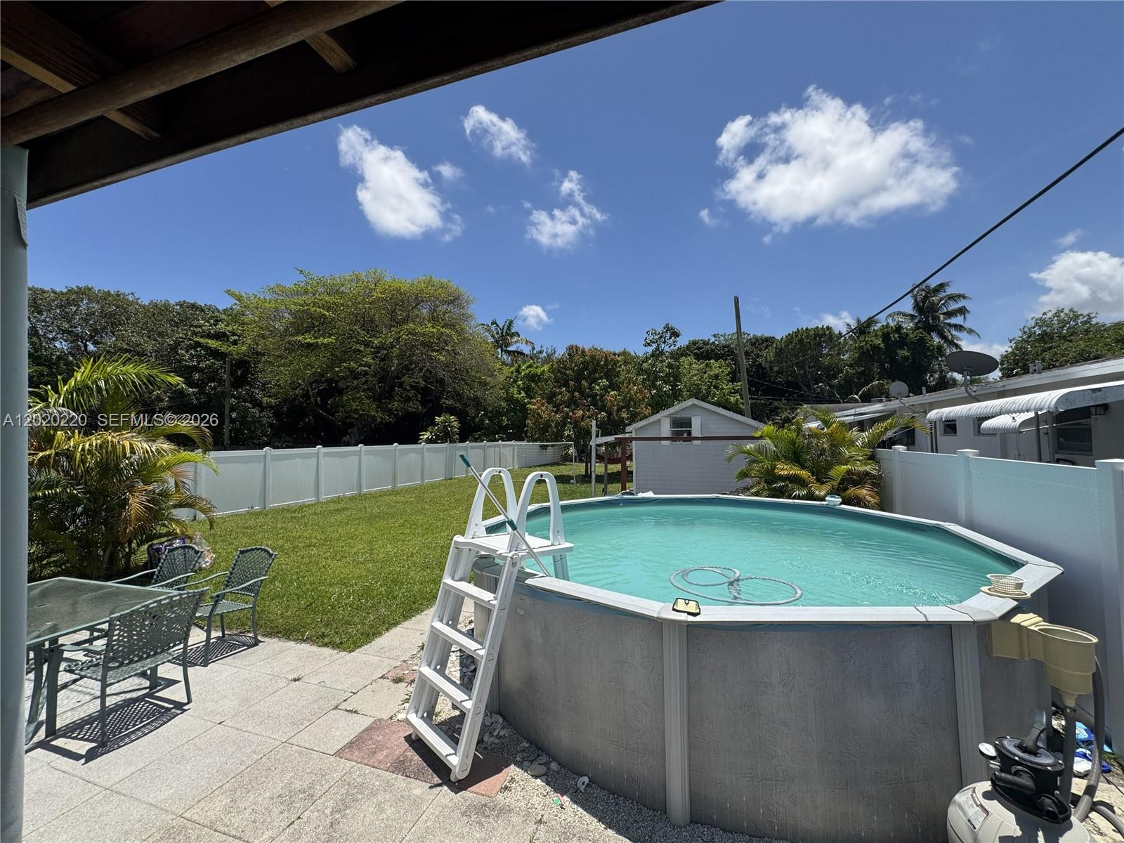 HOLLYWOOD LITTLE RANCHES - Residential